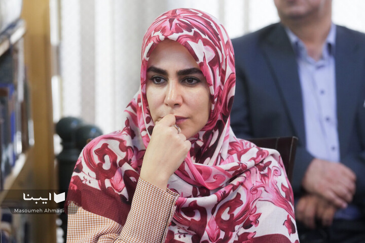 اهدای اسناد مالی خاندان قیصری به کتابخانه مرکزی دانشگاه تهران