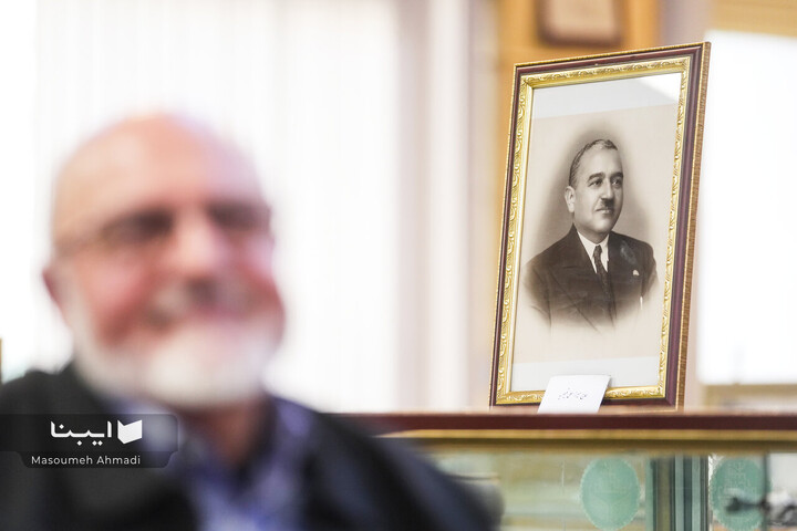 اهدای اسناد مالی خاندان قیصری به کتابخانه مرکزی دانشگاه تهران