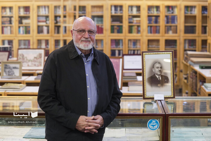 اهدای اسناد مالی خاندان قیصری به کتابخانه مرکزی دانشگاه تهران