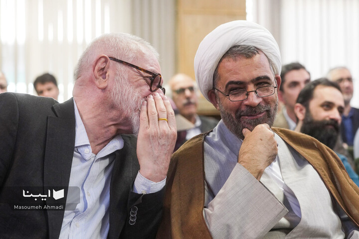 اهدای اسناد مالی خاندان قیصری به کتابخانه مرکزی دانشگاه تهران