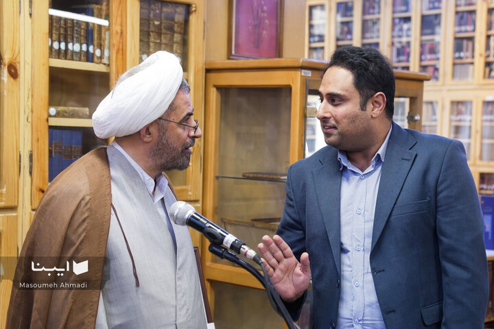 اهدای اسناد مالی خاندان قیصری به کتابخانه مرکزی دانشگاه تهران