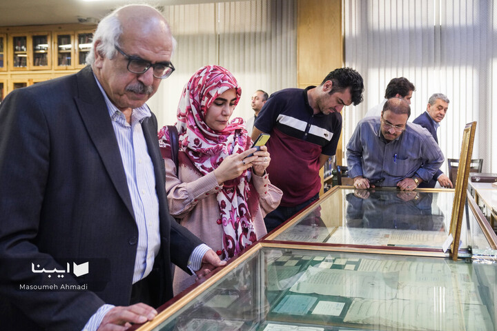 اهدای اسناد مالی خاندان قیصری به کتابخانه مرکزی دانشگاه تهران