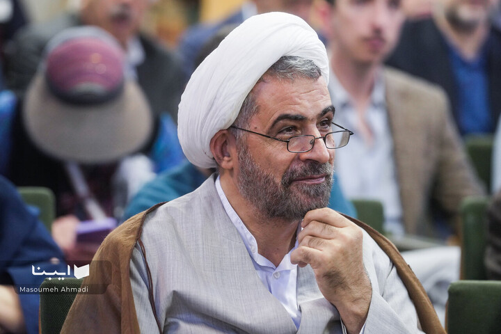 اهدای اسناد مالی خاندان قیصری به کتابخانه مرکزی دانشگاه تهران