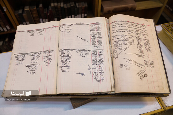 اهدای اسناد مالی خاندان قیصری به کتابخانه مرکزی دانشگاه تهران