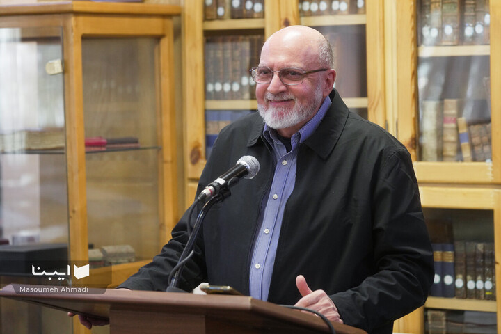 اهدای اسناد مالی خاندان قیصری به کتابخانه مرکزی دانشگاه تهران