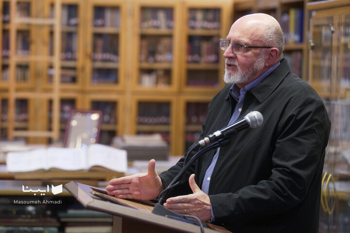 اهدای اسناد مالی خاندان قیصری به کتابخانه مرکزی دانشگاه تهران