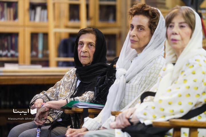 اهدای اسناد مالی خاندان قیصری به کتابخانه مرکزی دانشگاه تهران