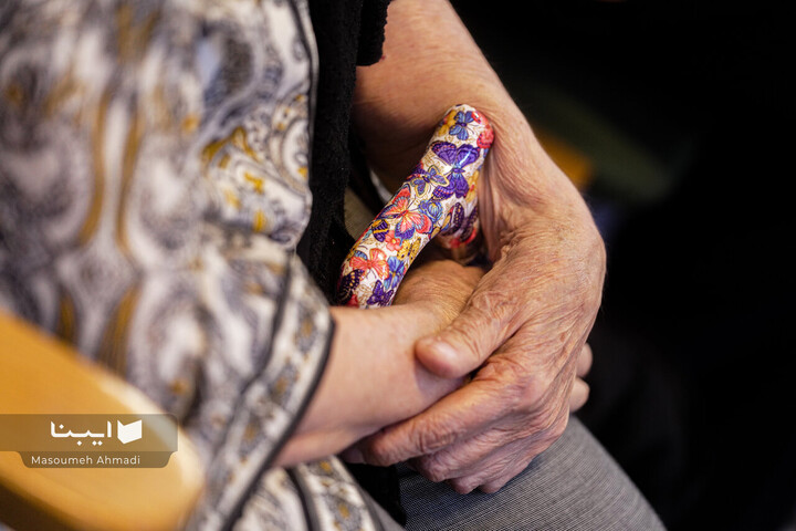 اهدای اسناد مالی خاندان قیصری به کتابخانه مرکزی دانشگاه تهران