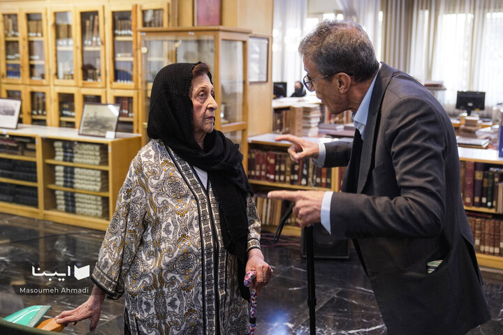 اهدای اسناد مالی خاندان قیصری به کتابخانه مرکزی دانشگاه تهران