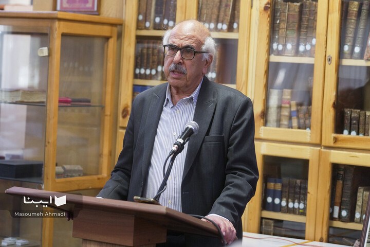 اهدای اسناد مالی خاندان قیصری به کتابخانه مرکزی دانشگاه تهران