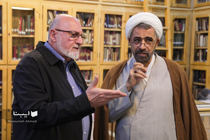 اهدای اسناد مالی خاندان قیصری به کتابخانه مرکزی دانشگاه تهران