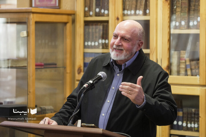 اهدای اسناد مالی خاندان قیصری به کتابخانه مرکزی دانشگاه تهران