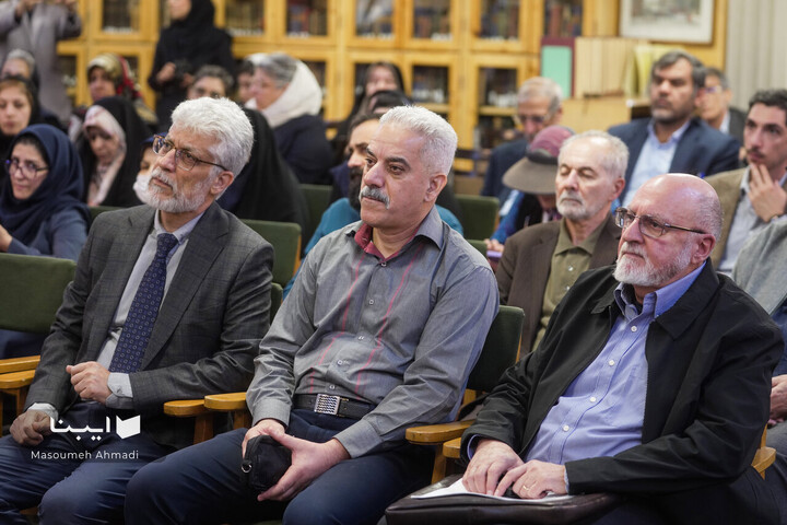 اهدای اسناد مالی خاندان قیصری به کتابخانه مرکزی دانشگاه تهران