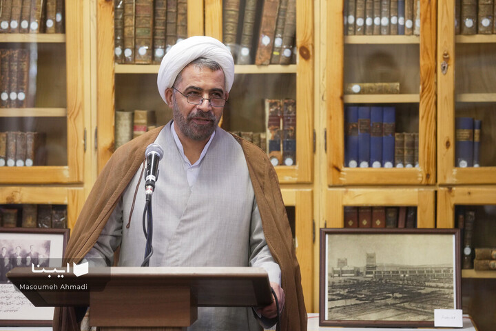 اهدای اسناد مالی خاندان قیصری به کتابخانه مرکزی دانشگاه تهران