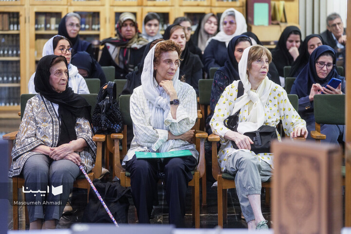 اهدای اسناد مالی خاندان قیصری به کتابخانه مرکزی دانشگاه تهران