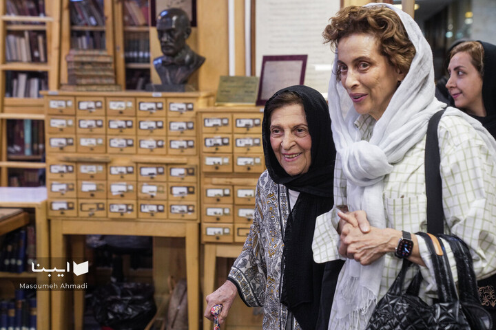 اهدای اسناد مالی خاندان قیصری به کتابخانه مرکزی دانشگاه تهران