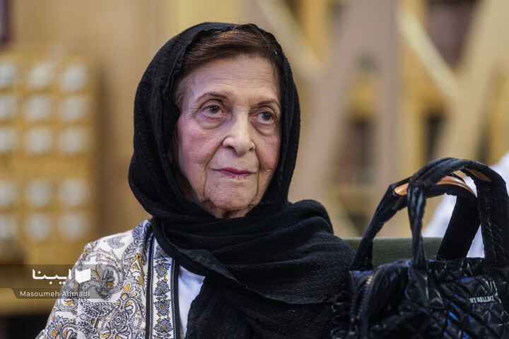 اهدای اسناد مالی خاندان قیصری به کتابخانه مرکزی دانشگاه تهران