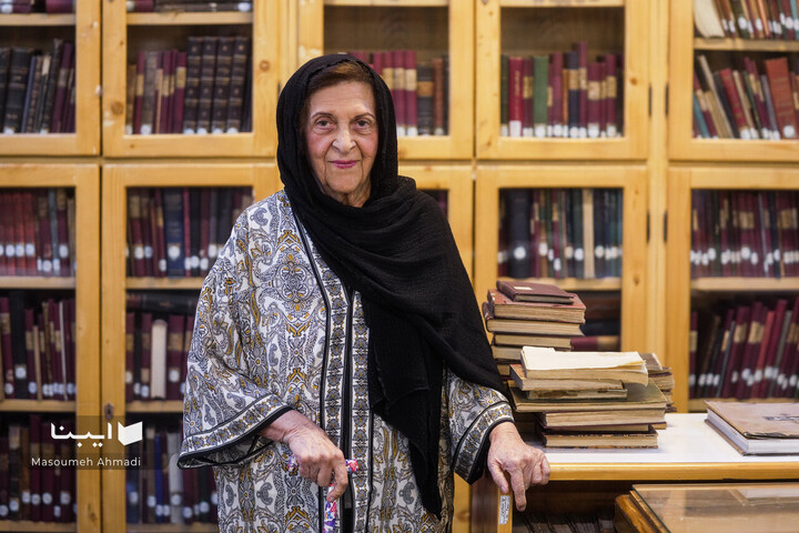 اهدای اسناد مالی خاندان قیصری به کتابخانه مرکزی دانشگاه تهران