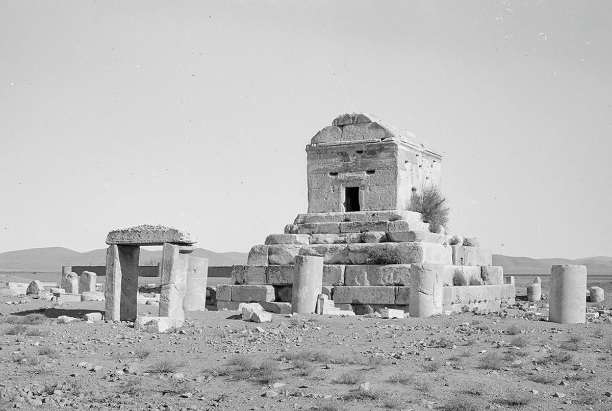 کورش تاریخی، بی‌نیاز از گزافه‌گویی