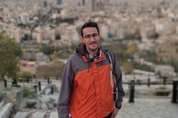 مسافر جاده‌های خاکی و کودکان چشم انتظار کتاب