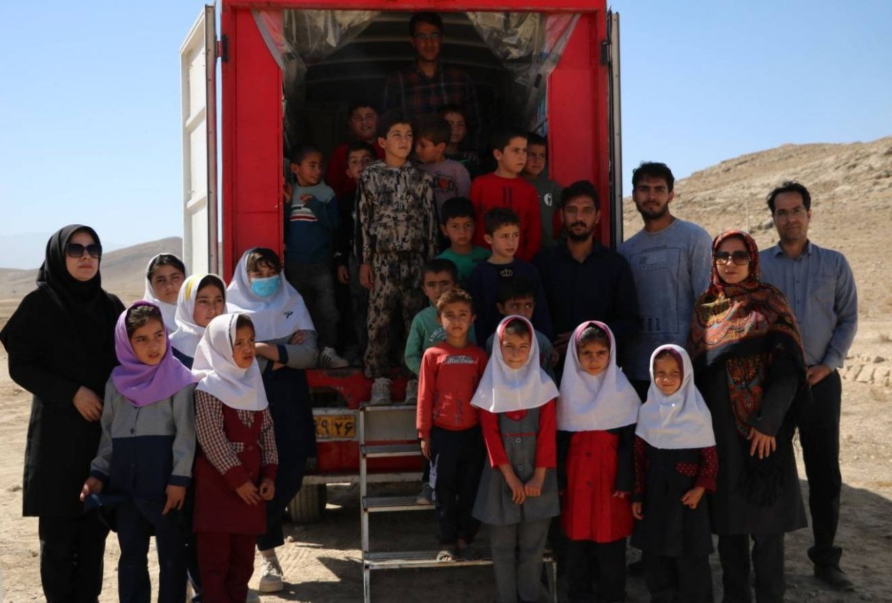 مسافر جادههای خاکی و کودکان چشم انتظار کتاب