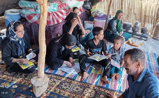 کتابخوانی در چادرهای عشایری/ چراغ فرهنگ در دل روستاهای «خانمیرزا» روشن است
