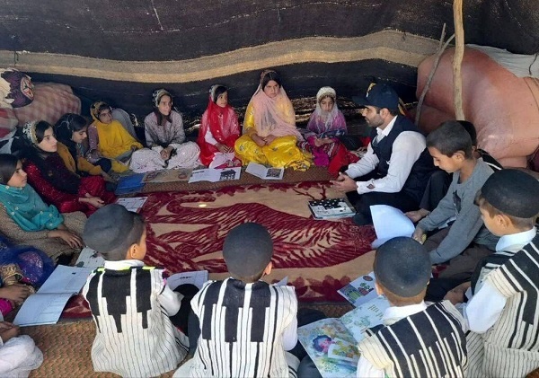 کتابخوانی در چادرهای عشایری/ چراغ فرهنگ در دل روستاهای «خانمیرزا» روشن است