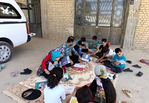 کتابخوانی در چادرهای عشایری/ چراغ فرهنگ در دل روستاهای «خانمیرزا» روشن است