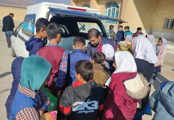 کتابخوانی در چادرهای عشایری/ چراغ فرهنگ در دل روستاهای «خانمیرزا» روشن است