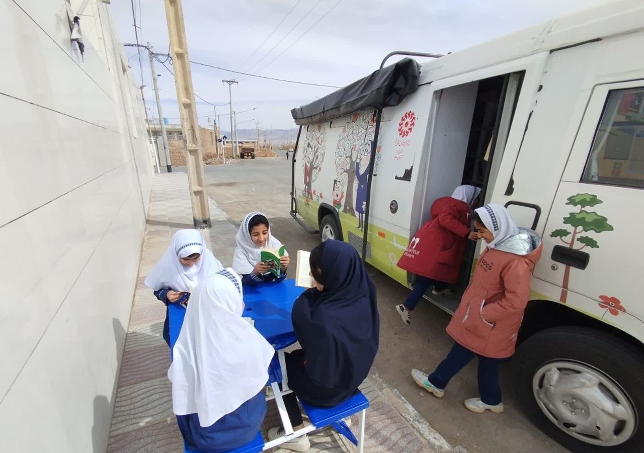 کتابخانه سیار بهاباد؛ گامی برای گسترش دانایی در جغرافیای محروم