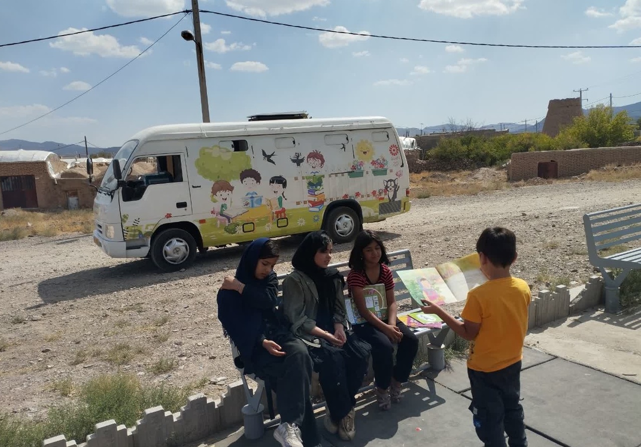 کتابخانه سیار بهاباد؛ گامی برای گسترش دانایی در جغرافیای محروم