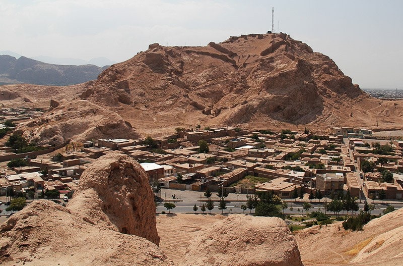 قلعه اردشیر از بلندی‌های قلعه دختر در مرکز شهر کرمان