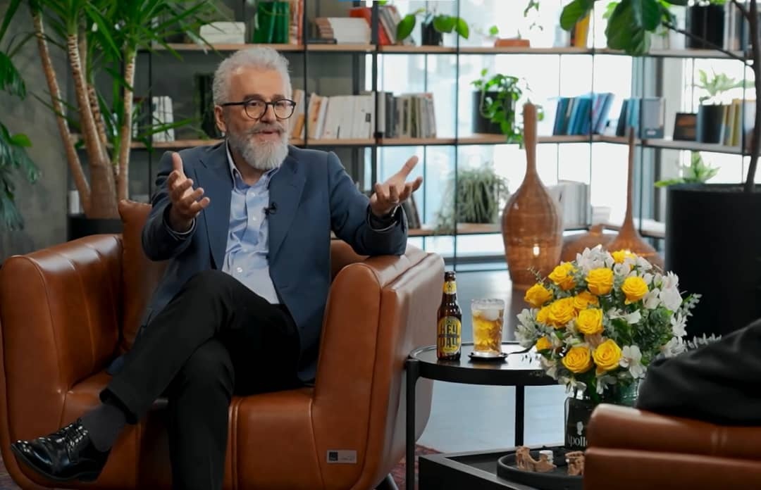 صادق حسن‌نیا در اکنون: هنر خوشنویسی مهارت هماهنگ شدن دست با مغز را تقویت می‌کند