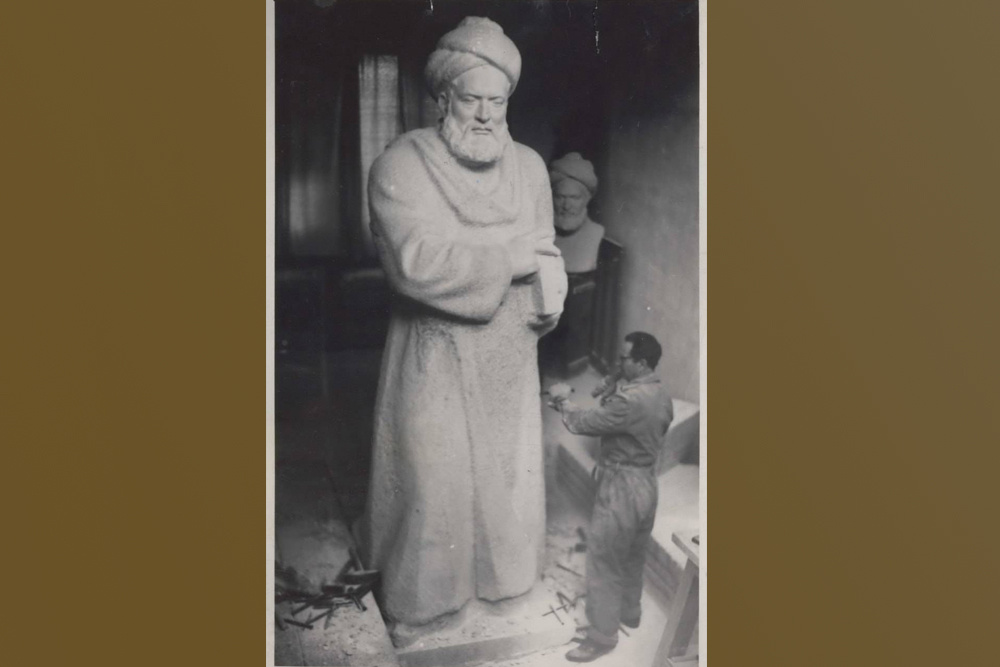 ابوالحسن صدیقی در حال کار بر روی تندیس ابن سینا