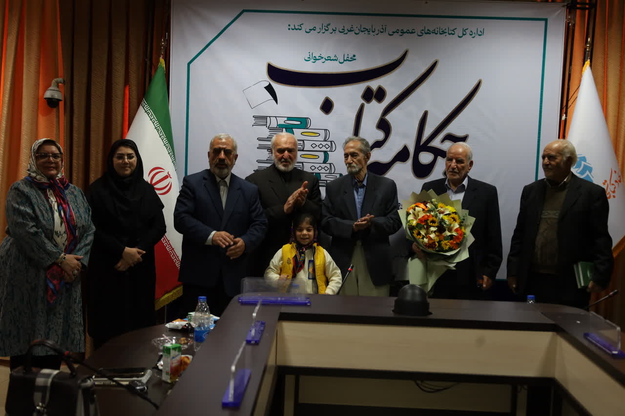 شعر یک ابزار فرهنگی و تربیتی عمیق محسوب می‌شود