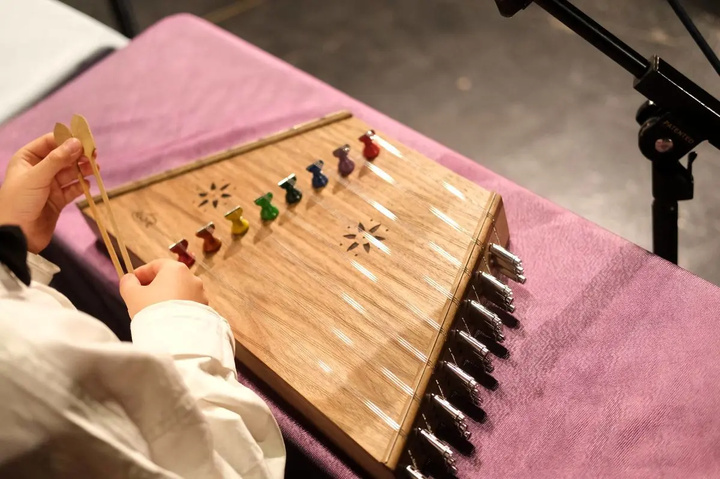 مراسم رونمایی از کتاب و سنتور کودک برگزار شد/ نگاهی به اهمیت نقش موسیقی برای کودکان