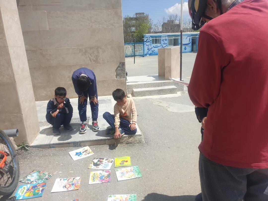 کتاب با طعم سنجد و لذت دوچرخه‌سواری!/ روایت مردی که کتاب را به روستا برد