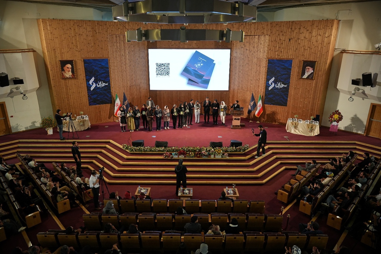 رونمایی کتاب «همهجا همینطور است» برگزار شد