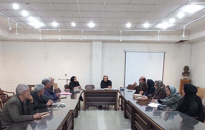 ویراستار همراه اندیشه نویسنده است نه مقابل او