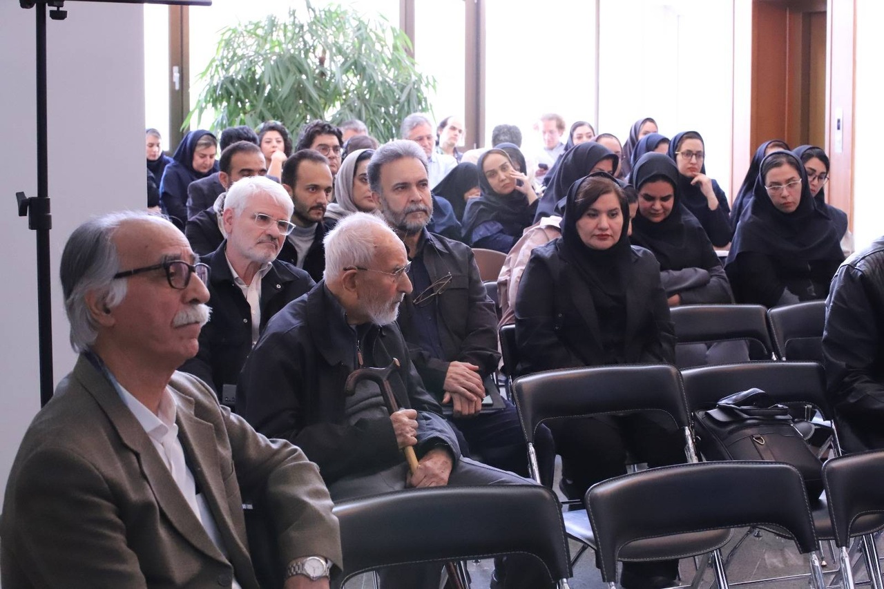 نیما شاعری حزبی نبود