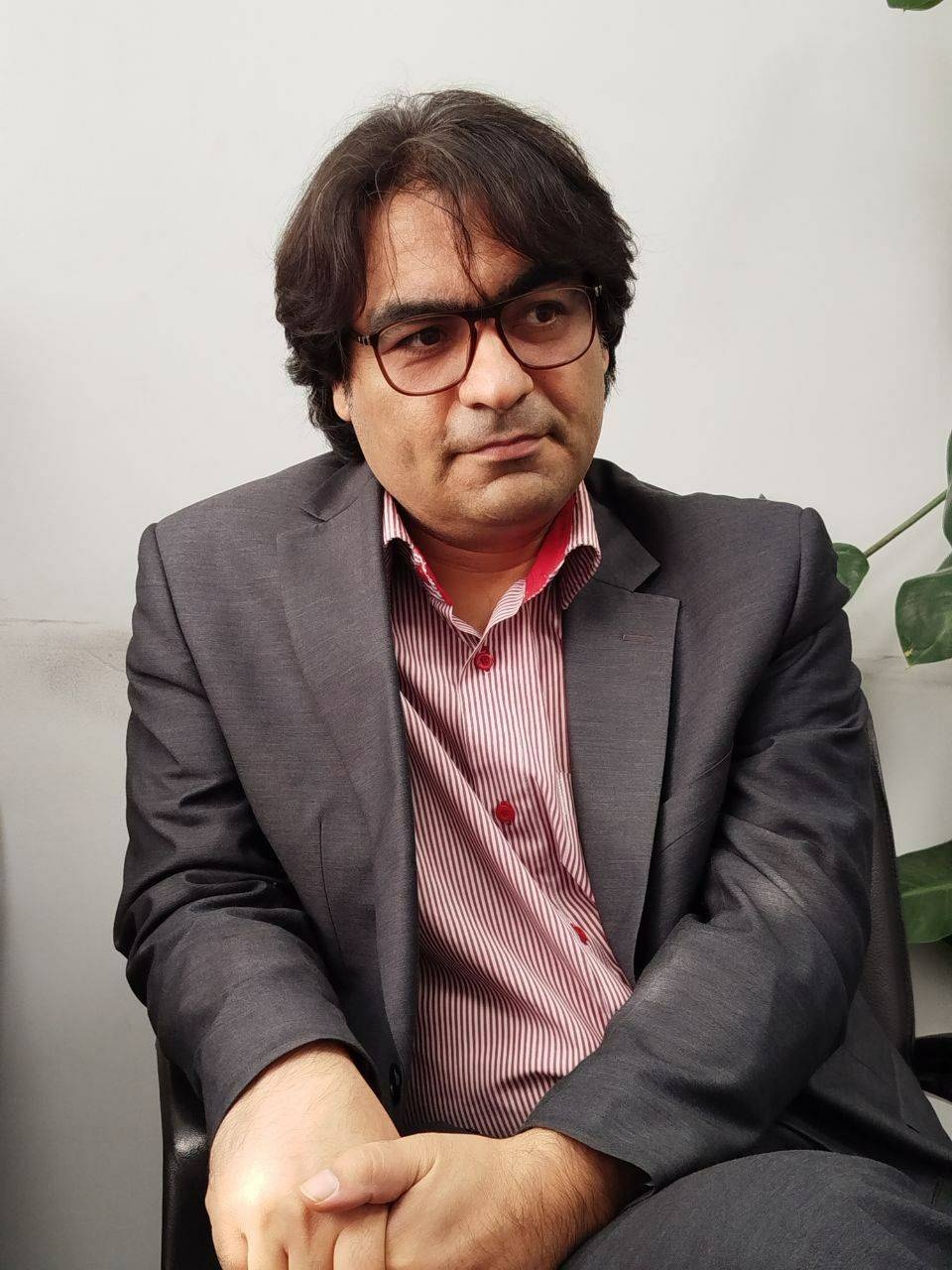 نیما معتقد بود شعر غیرسیاسی هیچوقت وجود نداشته