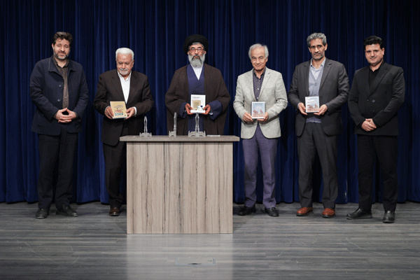 رونمایی از کتاب‌های «سفری به سفرنامه‌ها» و «خورشید از نزدیک»