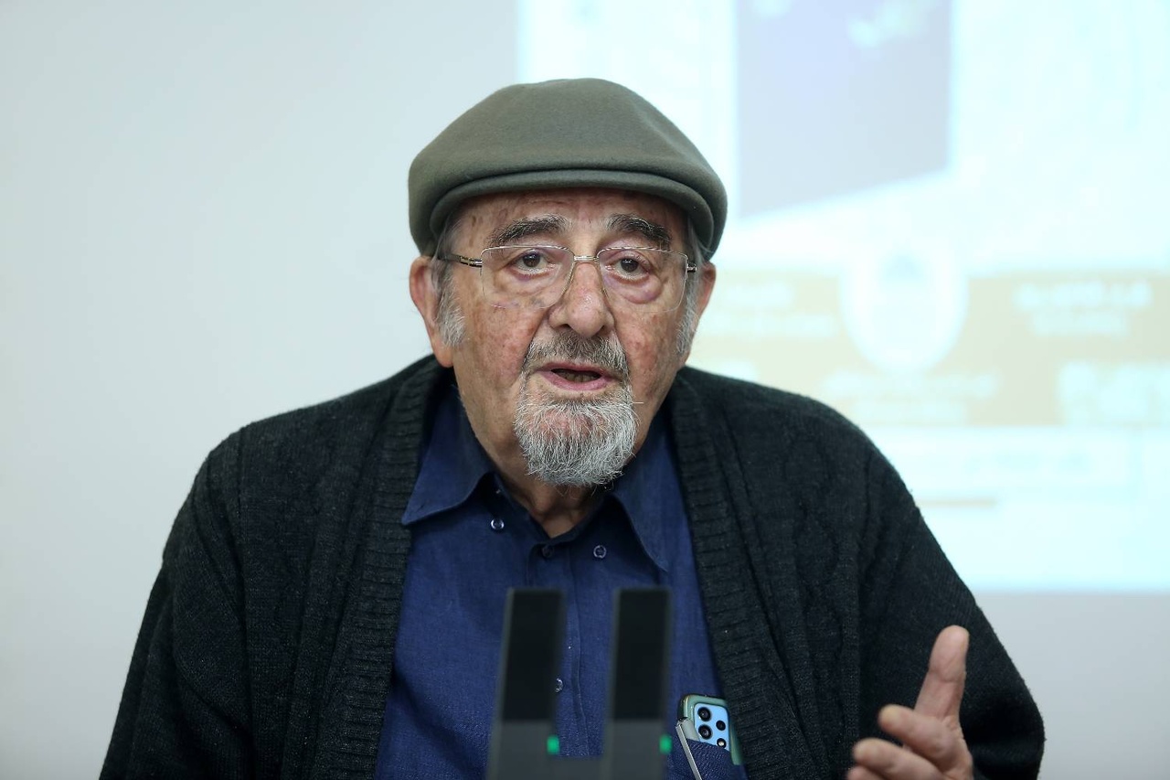 ادیب‌ از نقد نمی‌رنجید