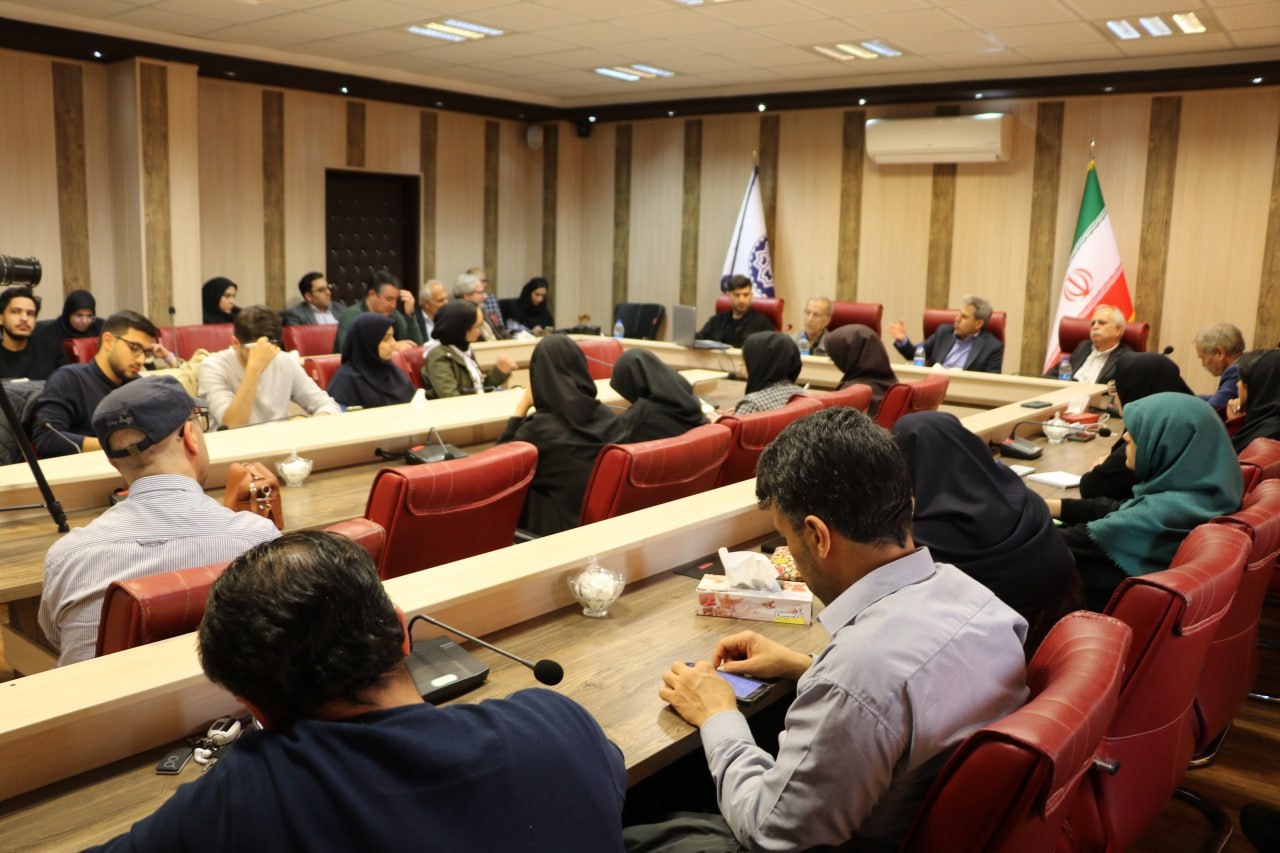 هادی خانیکی : در جامعه تکصدایی، کلیشهها جایگزین صداهای متفاوت میشوند