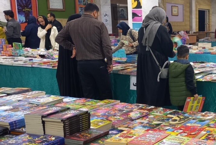 نمایشگاه کتاب استان مرکزی در فرهنگسرای آینه اراک گشایش یافت