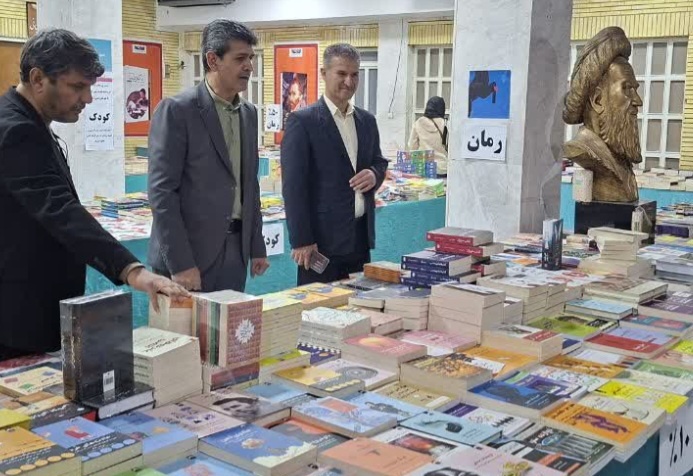 نمایشگاه کتاب استان مرکزی در فرهنگسرای آینه اراک گشایش یافت