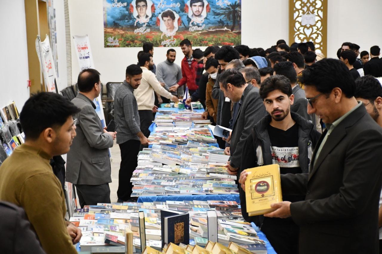 همزیستی کتاب و دانشگاه در دانشگاه فرهنگیان/ نمایشگاه کتاب دانشور برپا شد