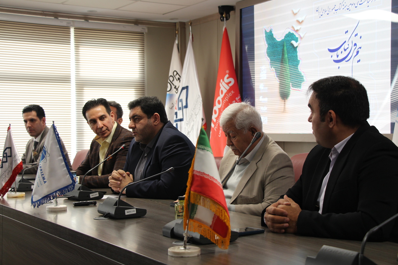 «نیم قرن با کتاب»؛ آیین تجلیل از کهنه‌کاران چاپ برگزار شد