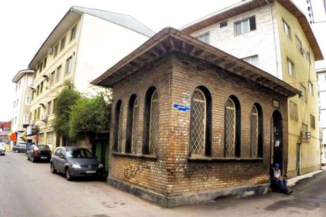 عکسی از آرامگاه ابراهیم پورداوود