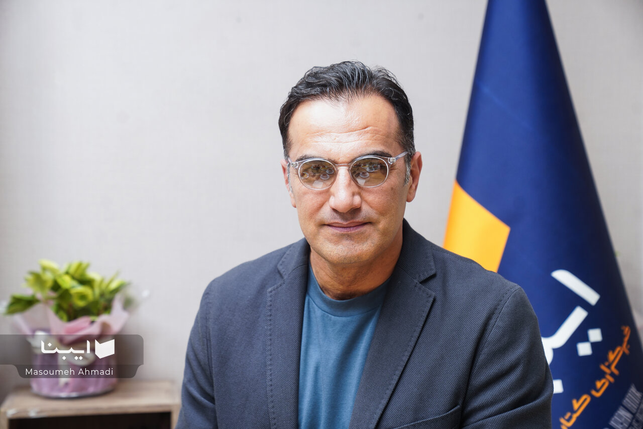 تئاتر هنر زندگی است، نه مسابقه رسیدن به قله» – گفت‌وگو با کوروش سلیمانی درباره مطالعه، خلاقیت و مسیر هنری